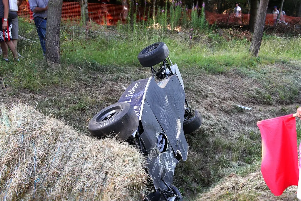 course de cote, voiture accidentee.