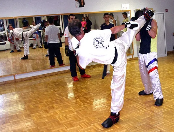 Bruno Debarge montre un coup de pied visage