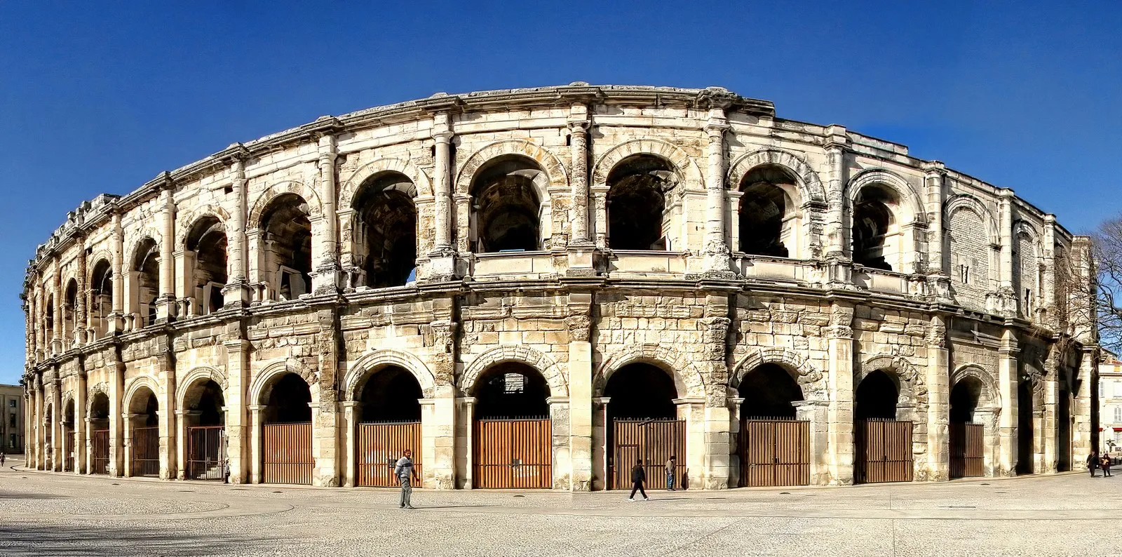 arenes de Nimes, photo panoramique, arenes de nimes, toutes entrées fermées.